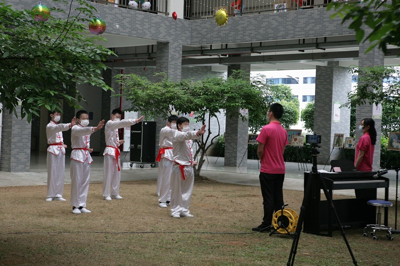 孩子们致敬传统文化，表演中国功夫《精忠报国》.JPG