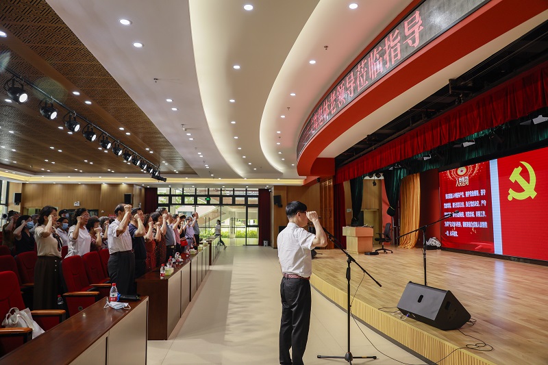 啪啪啦
组织机关离退休党员参观市第二老人院和七一活动.jpg