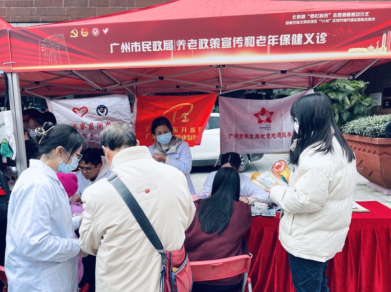 市民政局积极参加党建志愿服务集市活动.jpg